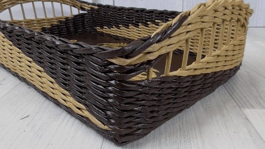 Поднос из бумажной лозы и дном из ДВП