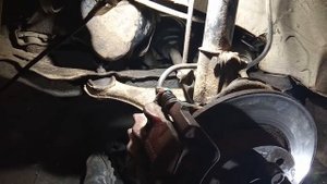 Снятие полуоси вольво 460, замена пыльника, снятие нижнего рычага