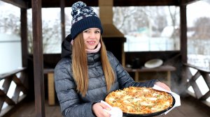 Жена показывает свой фирменный рецепт лазаньи.