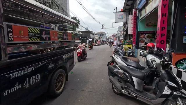 В Таиланде не всегда есть тротуары и бордюры, но к этому быстро привыкаешь смотреть онлайн