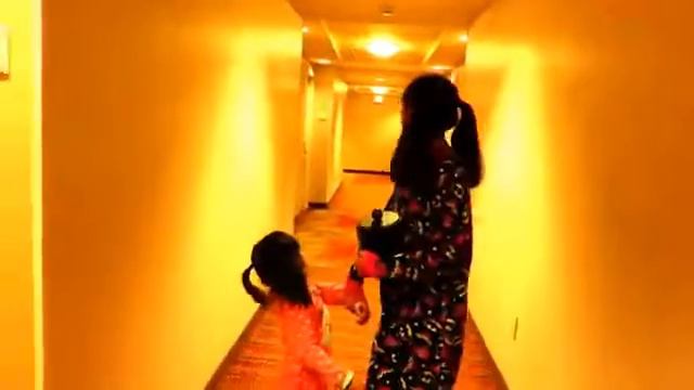 Плачущий ребенок СТРАШНО Алиса ИСЧЕЗЛА в ЗАБРОШЕННОМ ОТЕЛЕ ПРИВИДЕНИЕ Мама ПЛАЧЕТ Видео для детей смотреть онлайн