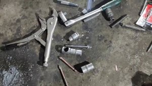 Как открутить болт если секретка сломалась + задние колодки BMW X5/E70/2011 Rear pads change