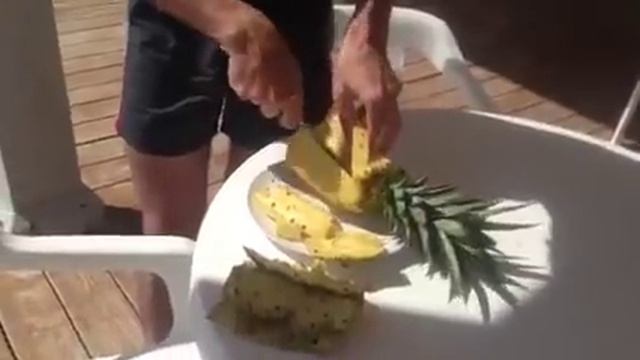 Как правильно кушать, разрезать Ананас, Доминикана смотреть онлайн