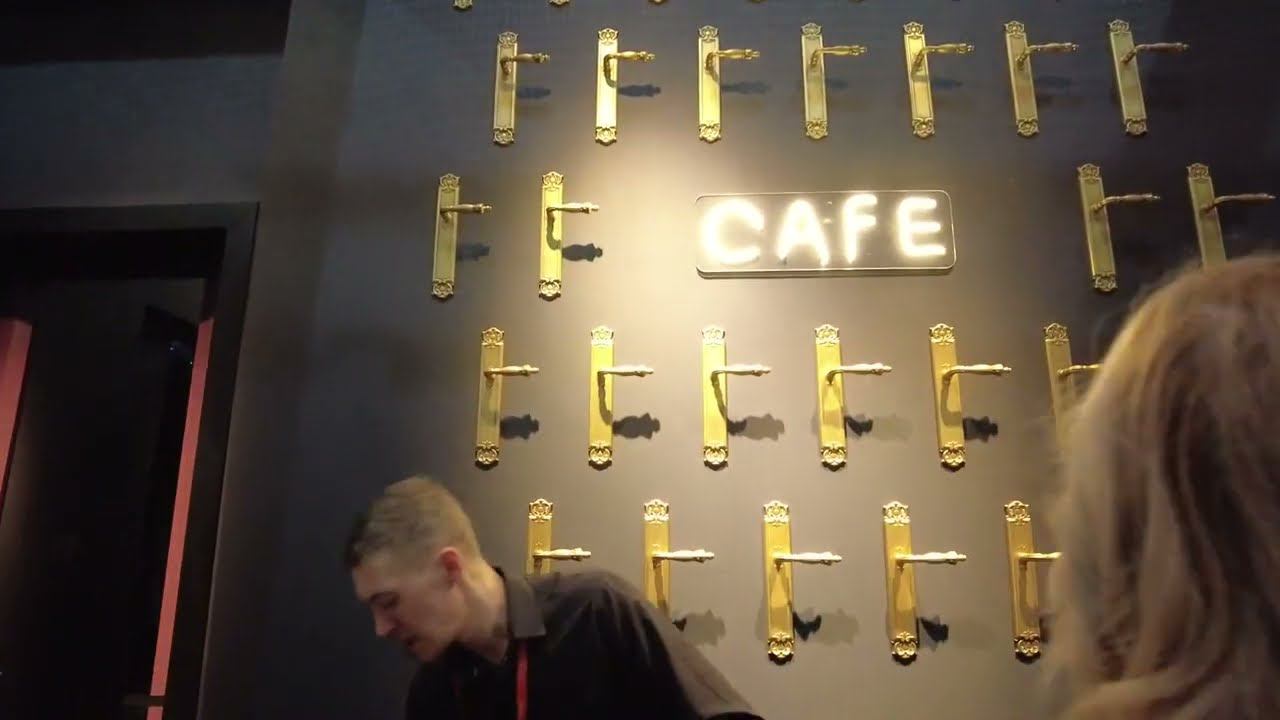 Эдакие двери. Латунные и с мониторами смотреть онлайн