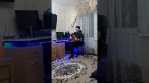 Стоп стоп музыка. На гитаре😍