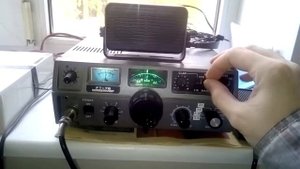 Трансивер из 1980, Yaesu FT-7B борется с помехами из современности.