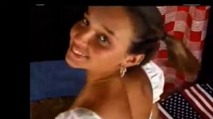 Деваха с большими сисяедрыми танцует на фоне Американского флага!