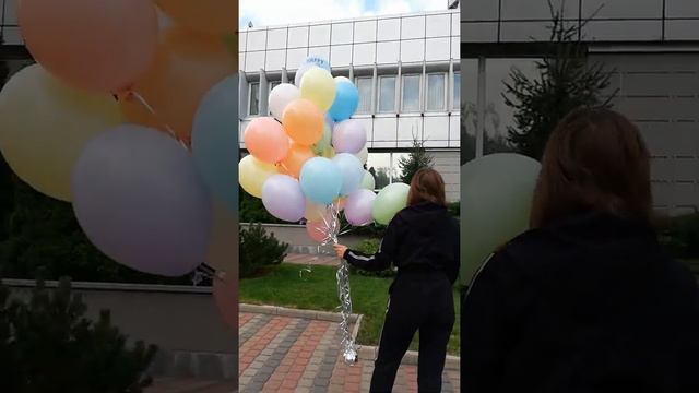 СТИЛЬНЫЕ КУРЬЕРЫ ДОСТАВЛЯЮТ КРАСИВЫЕ БУКЕТЫ И ШАРЫ(4) смотреть онлайн