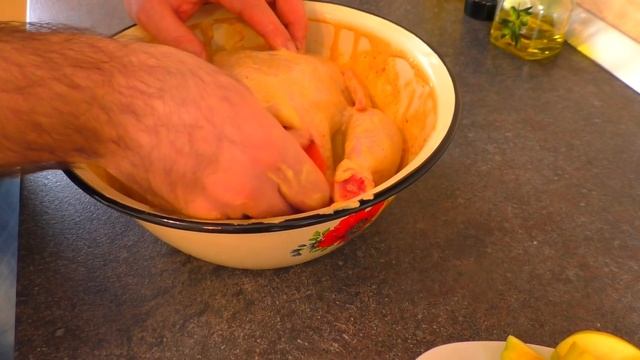 Восхитительная Фаршированная Курица Запеченная в Рукаве На Праздничный Стол смотреть онлайн