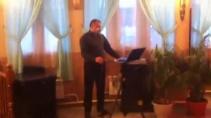 Осенний кружил ветерок.