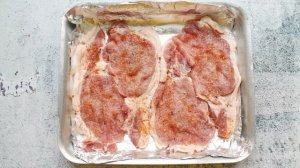 Стейки из свинины с сыром и помидорами в духовке