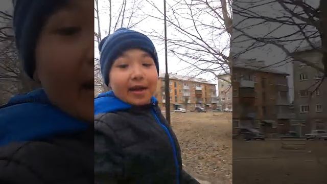 Мы спрашываем Сашу Ведяйкину какой у неё канал, и играем с пацанами в футбол. смотреть онлайн