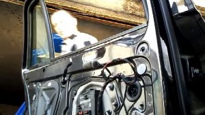 Как снять извлечь заменить стекло задней двери SKODA SUPERB(2011)demontaz zamiana szyby drzwi tyl!