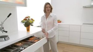 Электрический привод SERVO-DRIVE от фирмы Blum для кухонных ящиков