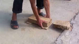 Саман, проверяем на прочность тестовые кирпичи.