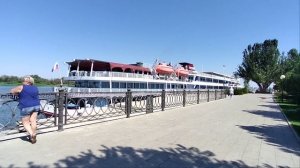 на теплоходе музыка играет..