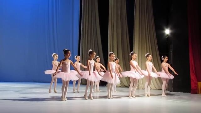 Танц на малките лебедчета из балета "Лебедово езеро" смотреть онлайн