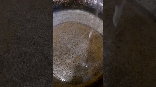 Наливаем масла подсолнечного на раскалённую сковороду, которая растекается по поверхности смотреть онлайн