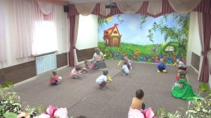 Танец с цветами для малышей 2-3 лет.