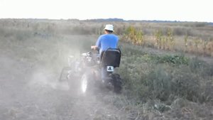 Уборка картофельной ботвы самодельным минитрактором