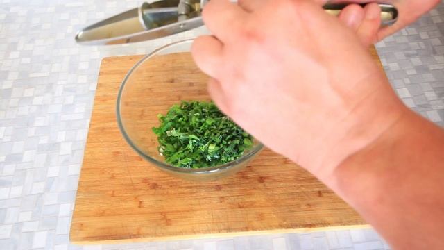 Сметанный соус с чесноком и зеленью. Соус для мантов, долмы и хинкали.