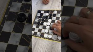Как играть в  УГОЛКИ ШАШКИ