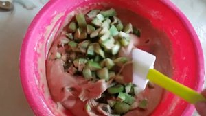 Шоколадный пирог с киви и манго на сковороде