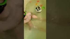 как я плаваю в ванной ( плавать я не умею 😢)