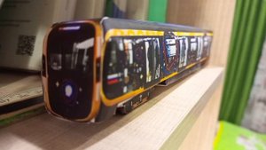 поезд метро москва 2020 новогодний из бумаги