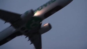 Самолет Боинг-737-800 ночью взлетает в Зальцбурге