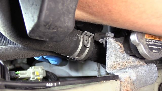 How to Check Engine Coolant 12-19 Nissan Versa смотреть онлайн