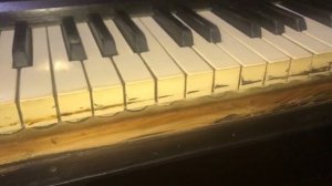 Пробую очистить клавиши на мини-пианино от половой краски.