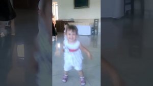 Маленькая девочка танцует под барбара стрейзанд ууу