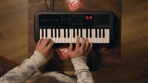 Доступный синтезатор YAMAHA PSS-A50 с чувствительной клавиатурой и MIDI