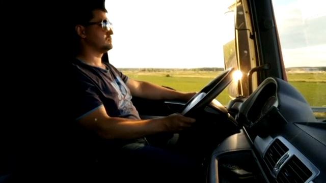 Musician truck driver plays Vero-Petr Dranga смотреть онлайн