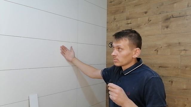Как заделать дыру между панелями. Как заделать межпанельный шов. Толщина клея для плитки 600*600.