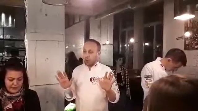 Виктор Титов: как должны работать повара в перчатках или без? смотреть онлайн