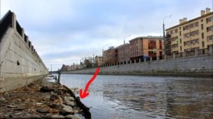 Вода ушла из Невы и показались набережные 18 века