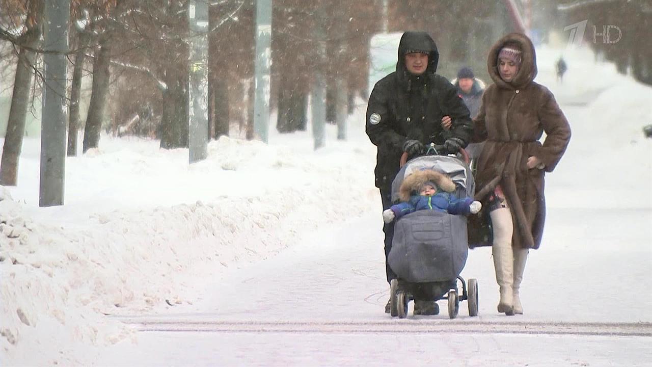 Юг России и Поволжье заметает снегом - аварии, закрытые трассы, задержки в аэропортах
