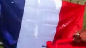Deux racailles qui brûlent un drapeau français pendant le Mondial de foot 2014