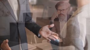 Придя  к новой пациентке, врач заметил странность, а когда поставил в палате богачки скрытую камеру