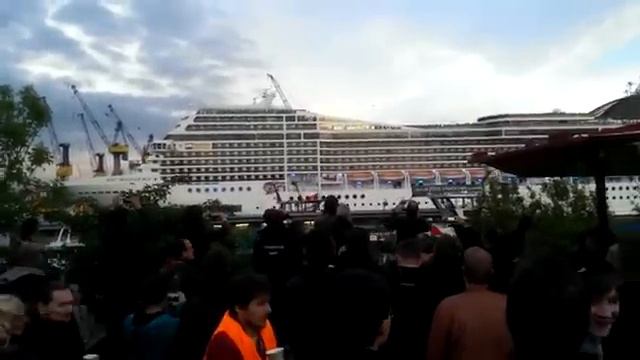 лайнер прогудел
