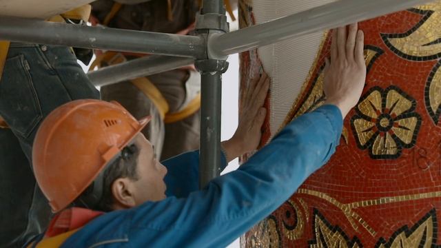 Студия мозаики «Феррум Дизайн» – монтаж панно в ЦХГ имени Ирины Винер-Усмановой смотреть онлайн