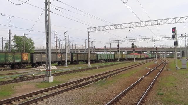 Электровоз 2ЭС4К-099 с грузовым поездом платформа Обухово 17.08.2021 | 2ES4K-099 at Obuchovo смотреть онлайн