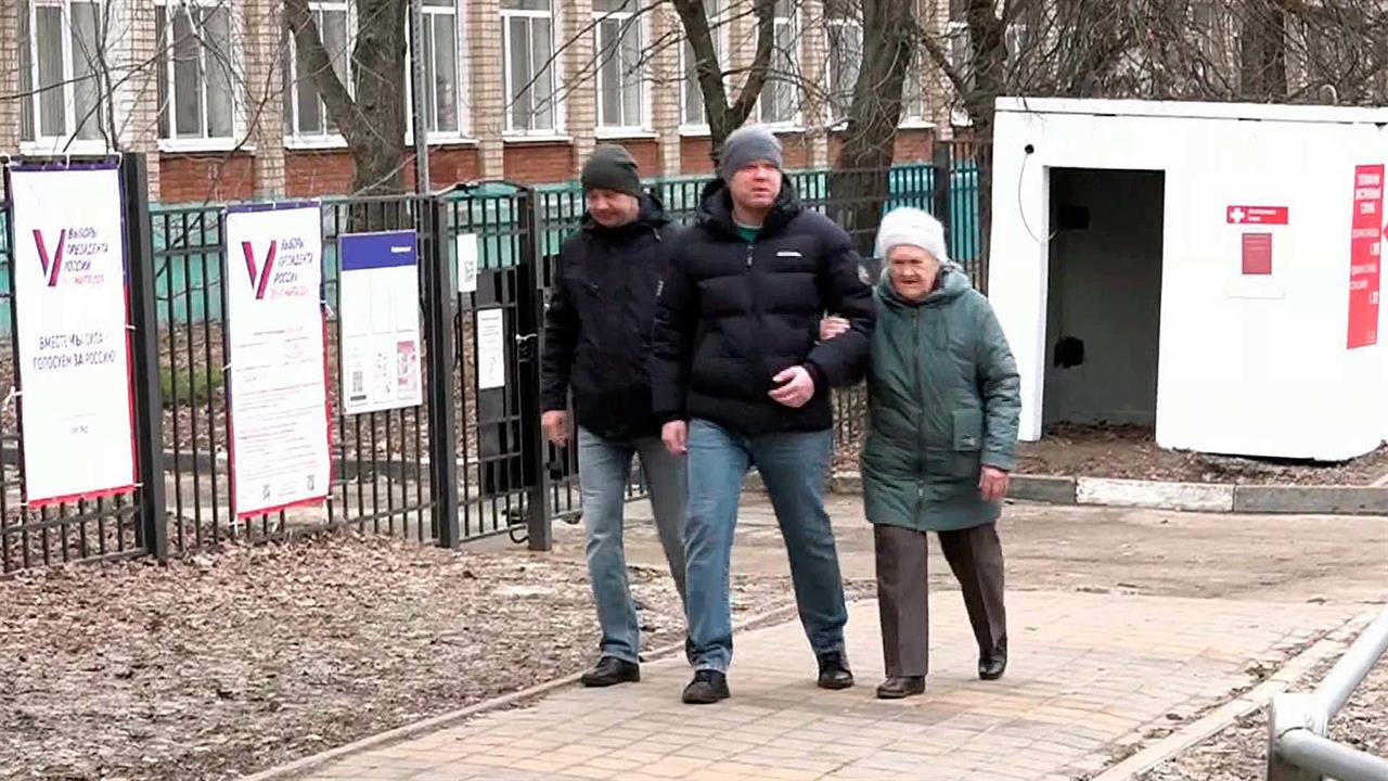 Жители Белгородской области, несмотря на атаки боевиков, идут на участки для голосования