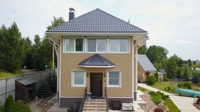 Светлый фасад выполненный японскими панелями для любителей классики