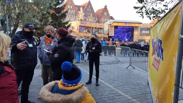 Вышел на прогулку в Турне перед Новогодними праздниками смотреть онлайн