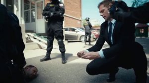 Полицейский и девушка не знали что перед ними генерал. Пистолет  из шоколада.