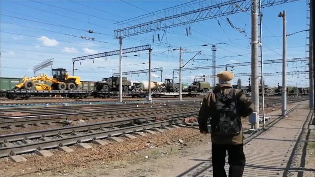 Россия направила инженерную технику для строительства укреплений в районе Сватово,ЛНР.mp4