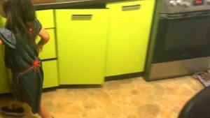 Видео для детей про приключения Софии и Лизы. Дети готовят шашлык сами. Для детей +3